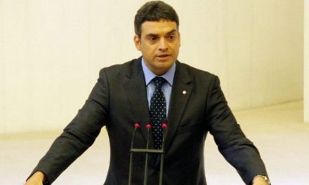 CHP, Davutoğlu’na kaçırılan THY pilotlarını anımsattı